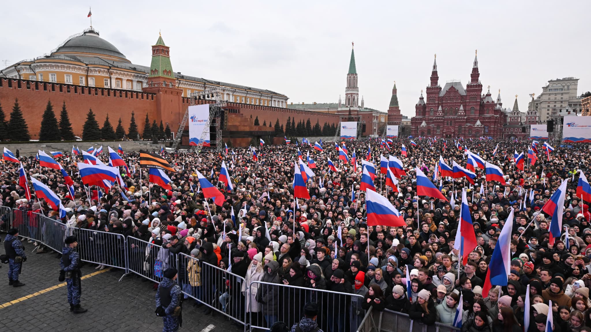 Des Russes rassemblés sur la place Rouge pour un concert patriotique, le 18 mars 2024
