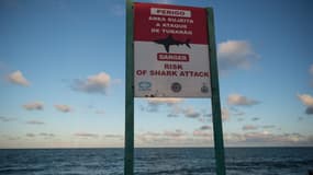 Un panneau mettant en garde les baigneurs contre les requins sur une place du Brésil (Photo d'illustration)