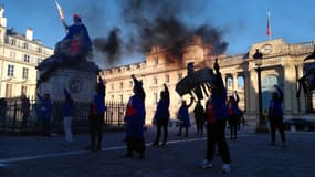 L'ONG Attac mène "une action désobéissante" devant l'Assemblée nationale à Paris, le 7 février 2023, contre la réforme des retraites.
