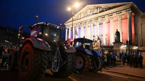 Des tracteurs garés devant l'Assemblée nationale lors d'une manifestation visant à exiger des "mesures concrètes et immédiates" de la part du gouvernement, qui peine à gérer la colère des agriculteurs à Paris, le 13 janvier 2026.