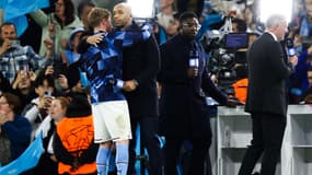 Kevin De Bruyne avec Thierry Henry, à Manchester le 17 mai 2023