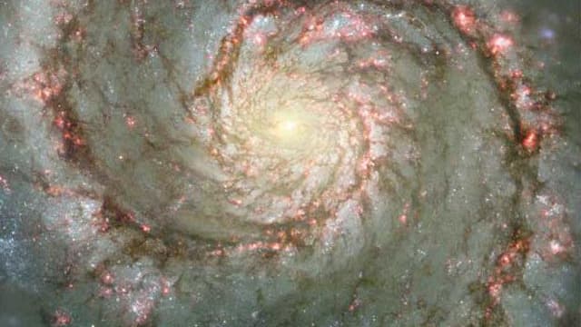 Cette image du télescope Hubble de la NASA montre les bras spiraux et les nuages ​​de poussière de la galaxie Whirlpool (M51).