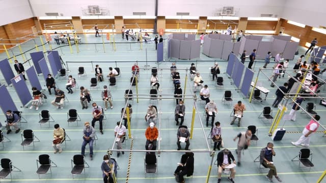 Un centre de vaccination de masse contre le Covid-19, le 24 mai 2021 à Toyoake, au Japon (photo d'illustration)