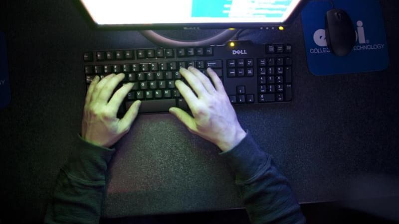 Les "cybergendarmes" de Marseille ont démantelé un réseau de téléchargement illégal utilisé par près d'un million d'internautes. Une centaine de milliers d'euros a été saisie et le propriétaire et administrateur du site, âgé de 19 ans, a été présenté au j