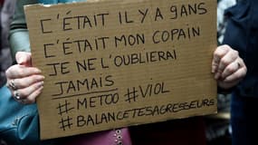 Une femme tenant une pancarte lors d'une manifestation place de la République, le 29 octobre 2017 à Paris.