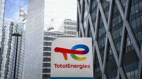 Cette photographie prise le 28 mai 2021 montre le nouveau logo de Totalenergies lors de sa cérémonie de dévoilement, à une station de recharge à La Défense, dans la banlieue de Paris.