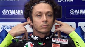 Le pilote italien de l'écurie Monster Energy Yamaha, Valentino Rossi, fait une pause lors du 3e jour des essais libres du Grand Prix d'Europe de MotoGP, le 7 novembre 2020 sur le circuit Ricardo Tormo à Valence
