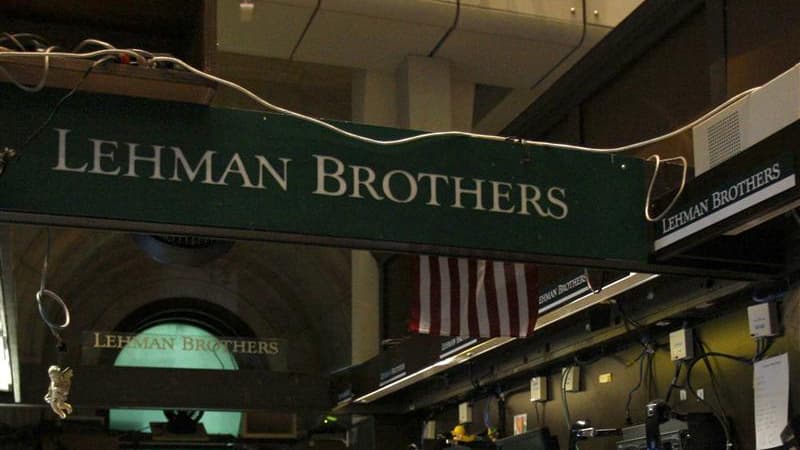 La banque américaine Lehman Brothers est sortie de la procédure de faillite ouverte le 15 septembre 2008 et commencera à rembourser ses créanciers le mois prochain. /Photo d'archives/REUTERS/Brendan McDermid