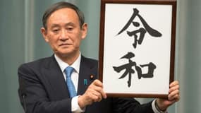 Le porte-parole du gouvernement japonais Yoshihide Suga annonce le nom de la nouvelle ère, "Reiwa", le 1er avril 2019 à Tokyo