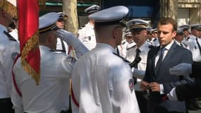 Emmanuel Macron remet les insignes de chevalier de l'Ordre national du Mérite aux cinq coéquipiers de Xavier Jugelé