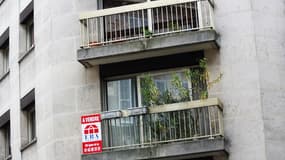 Vue du balcon d'un appartement à Paris (image d'illustration)