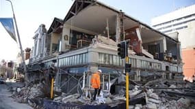 Dans le centre de Christchurch, en Nouvelle-Zélande, un bâtiment détruit par le séisme de magnitude 7,1 survenu dans la nuit de vendredi à samedi, le plus violent subi par le pays en 80 ans. La deuxième ville du pays était secouée dimanche par de fortes r