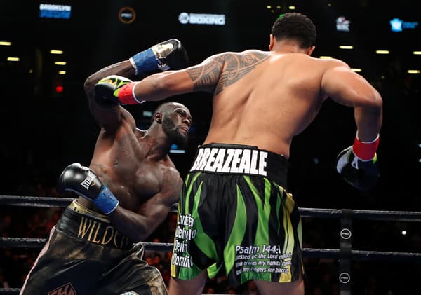 L'effrayante et surpuissante droite de Deontay Wilder (à gauche) lors de son combat contre Dominic Breazeale en mai 2019