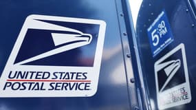 Des boîtes aux lettres du service postal américain (USPS) devant un bureau de poste à Los Angeles, en Californie,  le 23 août 2024 (photo d'illustration).