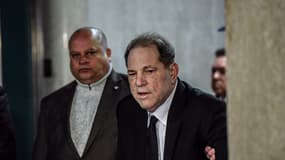 Harvey Weinstein est arrivé à la cour criminelle du tribunal de New York, le 6 janvier 2020.