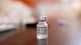 Un flacon de vaccin Pfizer contre le Covid-19 