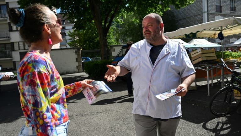 Stéphane Ravacley, le boulanger de Besançon, candidat de la Nouvelle Union populaire écologique et sociale (Nupes) aux législatives, distribue des tracts sur le marché de sa ville, le 15 mai 2022.