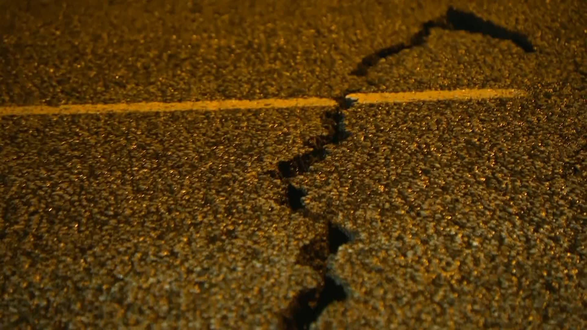 Une fissure sur une route islandaise causée par un séisme en novembre 2023.