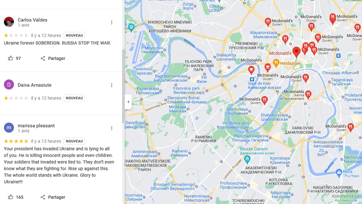Des avis de protestation sur Google Maps. 
