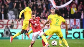 Brendan Chardonnet face à Jean-Kévin Duverne lors de Brest-Nantes, le 4 mai 2024.