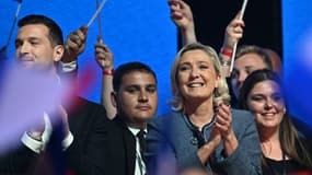 Jordan Bardella et Marine Le Pen le 1er mai 2025 à Narbonne dans l'Aude