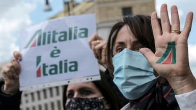 Une employée a dessiné le logo de la compagnie aérienne italienne Alitalia lors d'une manifestation à Rome pour demander au gouvernement de renflouer la société en grande difficulté financière, le 14 avril 2021