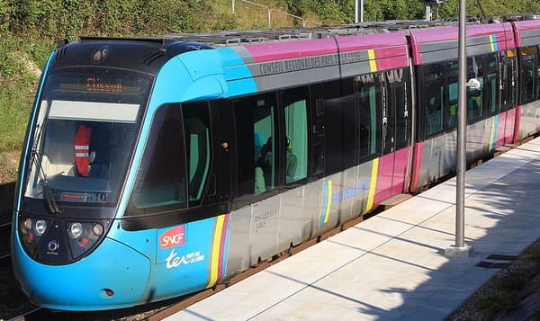 La gare de Nantes est reliée à celle de Clisson en tram-train Citadis Dualis plutôt qu'en TER classique.