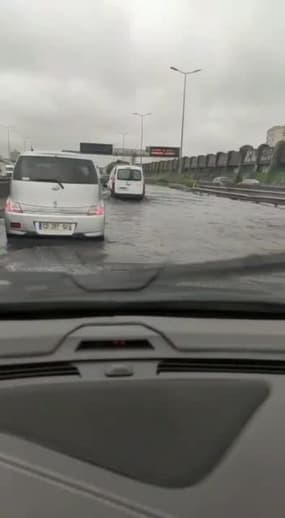 L'autoroute A6 inondée près de Paris - Témoins BFMTV