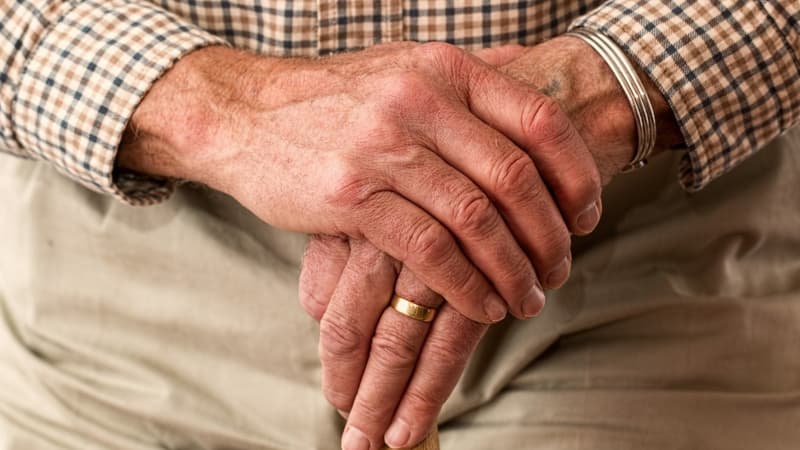 Un homme vend sa maison en Normandie en viager.