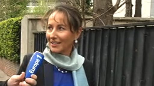 Ségolène Royal sur le trajet pour la passation de pouvoirs avec Philippe Martin.