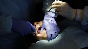 Quatre personnes, dont deux dentistes des quartiers nord de Marseille, ont été placées en garde à vue dans le cadre d'une affaire de fraude présumée à la Sécurité sociale et de santé publique. /Photo d'archives/ REUTERS/Jim Young