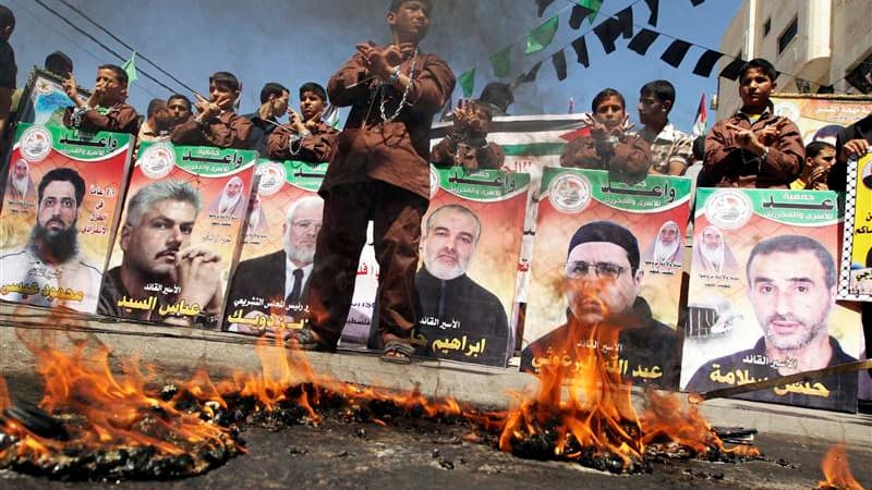 Rassemblement de Palestiniens à Gaza à l'occasion du "Jour des prisonniers", alors que plus de 1.200 Palestiniens détenus dans des prisons israéliennes ont entamé mardi une grève de la faim illimitée pour dénoncer les violations de leurs droits élémentair