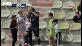 Il marque un but... et va s'applaudir en tribunes, totale inception