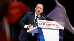 François Hollande a mobilisé ses troupes mardi à Lille en vue d'un premier tour "qui va emporter tout" mais les a mises en garde contre toute "euphorie" avant les résultats du vote. /Photo prise le 17 avril 2012/REUTERS/Benoît Tessier