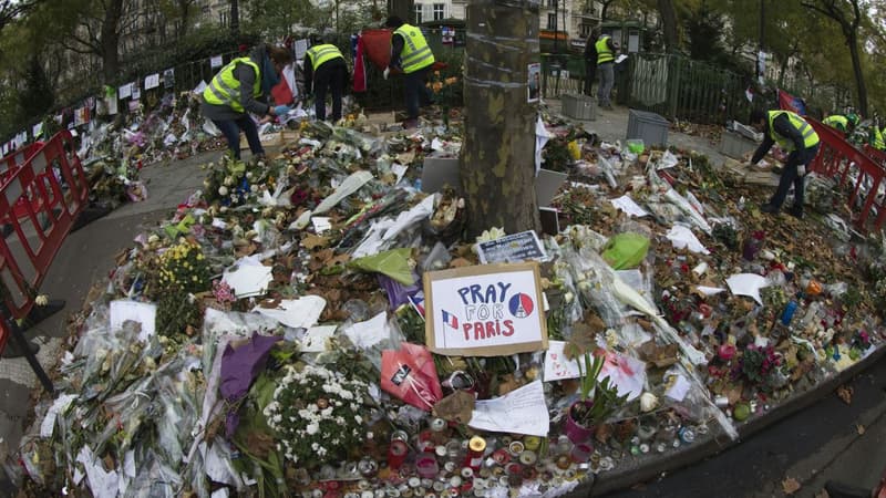 Des gerbes de fleur en mémoire aux victimes des attentats du 13 novembre à Paris