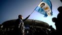 Un drapeau à l'effigie de Maradona flotte devant le San Paolo jeudi dernier