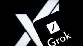 Les logos de Grok et xAI.