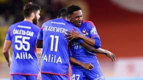 Jeffinho célèbre son but avec Kadewere lors de Monaco-OL, 15 décembre 2023