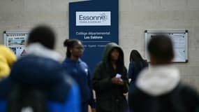 Des élèves, le 5 avril 2024, devant l'entrée du collège Les Sablons à Viry-Châtillon, en Essonne, où était scolarisé un adolescent passé à tabac qui a succombé à ses blessures