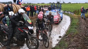 Des cyclistes gênés par un accident de moto sur les pavés de Paris-Roubaix, le 3 octobre 2021