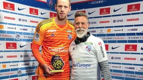 Laurent Paganelli, maillot du RC Strasbourg sur le dos, pose avec Matz Sels.