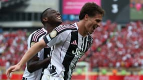 Kenan Yildiz fêtent ses buts pour la Juve avec Randal Kolo Muani, Coupe du monde des clubs, 22 juin 2025