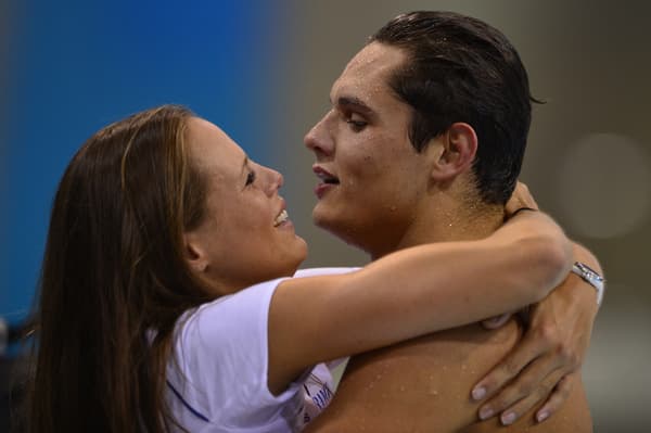 Laure (à gauche) Manaudou enlace son petit frère Florent Manaudou après son or olympique à Londres en 2012