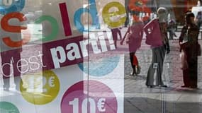 Le premier bilan des soldes d'été en France se révèle négatif pour les grandes enseignes d'habillement et les boutiques indépendantes, tandis que les grands magasins résistent et que les ventes sur internet continuent d'afficher d'insolents taux de croiss