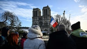 Des piétons admirent la cathédrale Notre-Dame de Paris à la veille de sa réouverture officielle, le 6 décembre 2024 à Paris