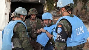 Les soldats de la paix espagnols de la Force intérimaire des Nations Unies au Liban (FINUL) coordonnent leur patrouille avec l'armée libanaise, à Marjayoun, au sud du Liban, le 8 octobre 2024.