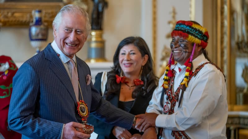 Charles III et l'un des chefs de la nation amérindienne Achuar, Uyunkar Domingo Peas Nampichkai, lors d'une remise de cadeau, à au palais de Buckingham, à Londres, le 17 février 2023.