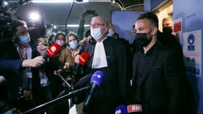 Mathieu Valbuena avec son avocat Paul Albert Iweins interrogé par les reporters dans l'affaire de la "sextape" qui l'oppose à Karim Benzema au tribunal de Versailles, le 20 octobre 2021