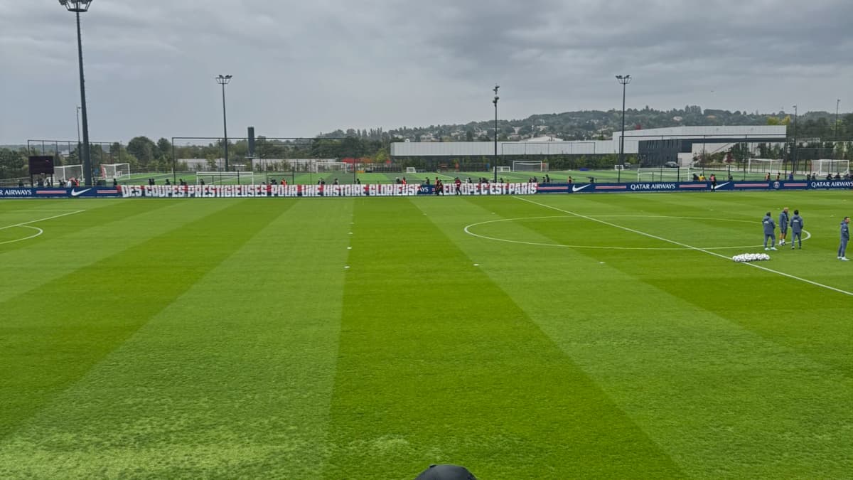 ENTRE INSULTES POUR LES MARSEILLAIS ET CÉLÉBRATIONS DE LA VICTOIRE EN LIGUE DES CHAMPIONS, LES SUPPORTERS DU PSG ANNONCENT LA COULEUR AVANT LE CLASSIQUE FACE À L'OM