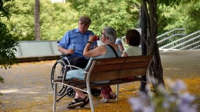 Des personnes âgées à l'ombre lors d'un épisode caniculaire à Séville le 13 juin 2022